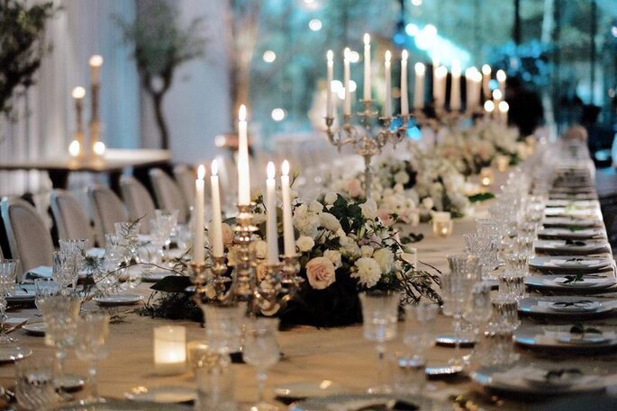 mesa de casamento com velas e flores brancas