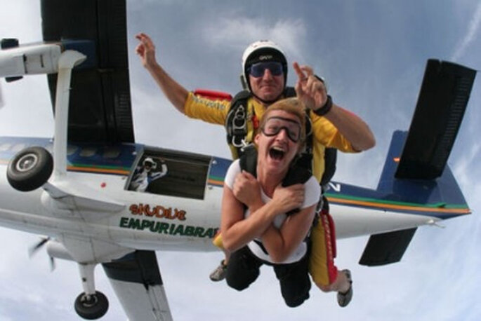 Si siempre soñaste tirarte en paracaídas con tu amado, prueba el salto en tándem desde 3.000 metros de altura