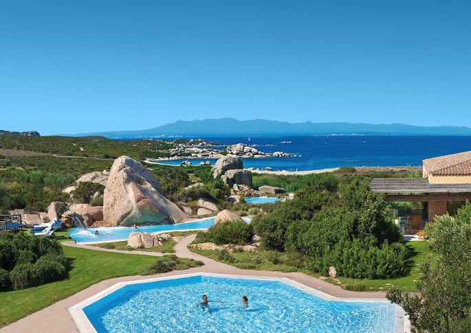 hôtel avec piscines extérieures en pleine nature au bord de la mer en Sardaigne