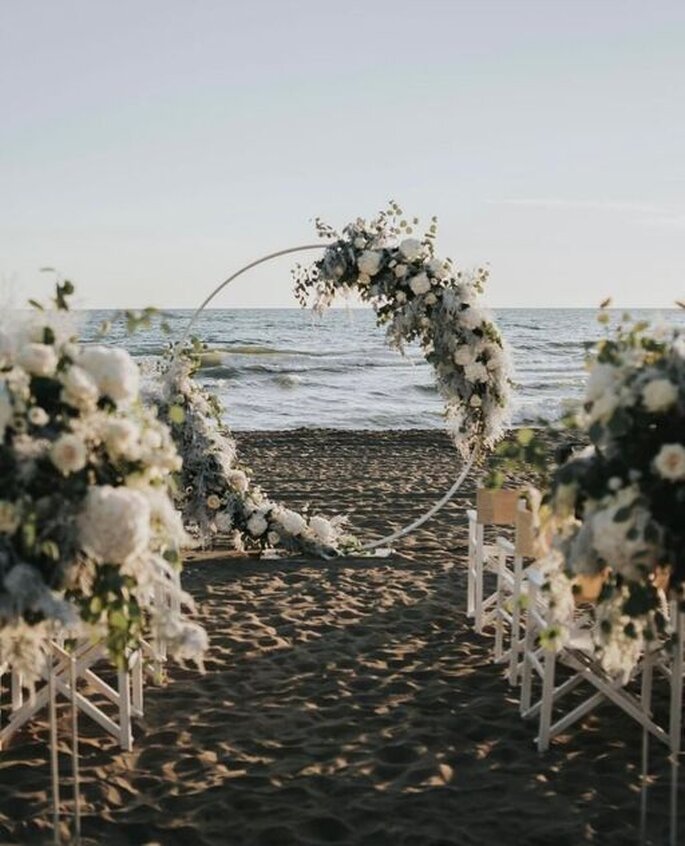 allestimento su spiaggia per cerimonia civile, arco e fiori