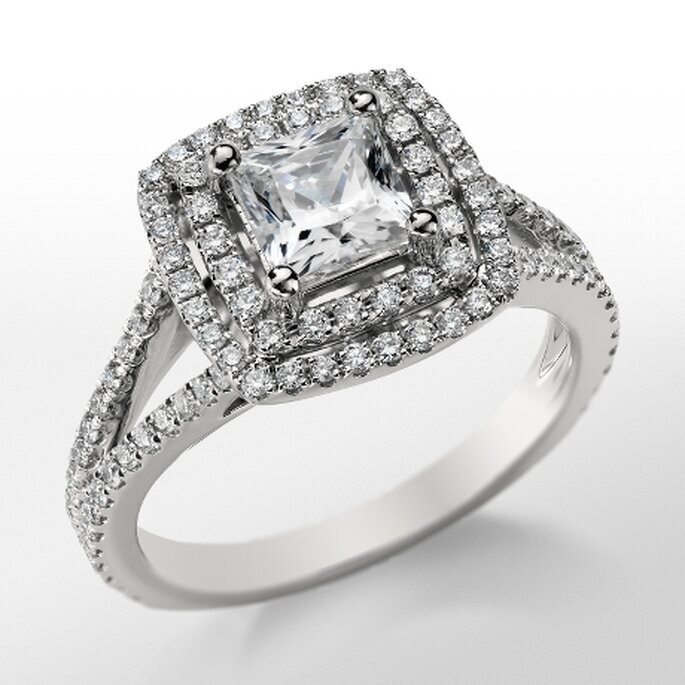 anillo de compromiso con diamante tipo cojin