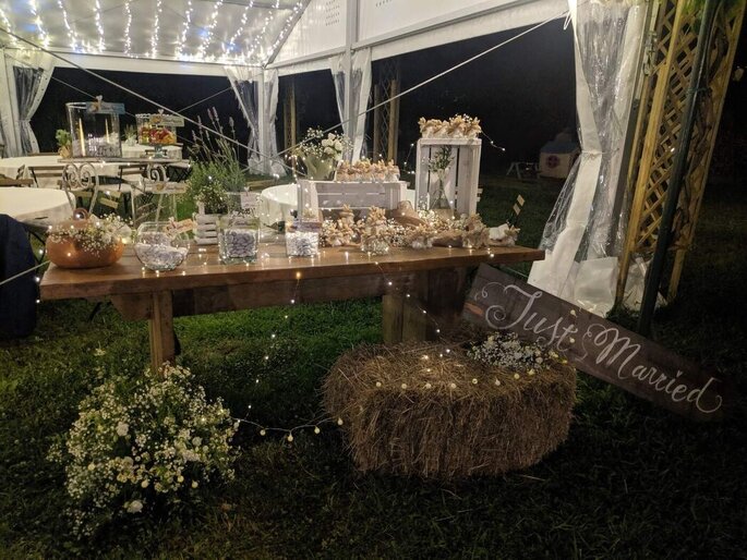 Agricuoco Eventi allestimento con luci. fiori, dettagli country, del tavolo per confettata
