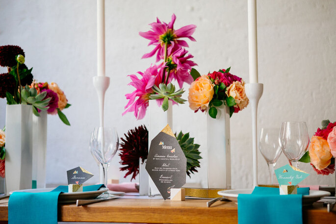 Fleurs très colorées pour la décoration d'une table de mariage