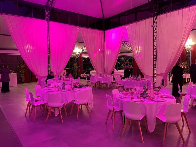 Eclairage rose pour une soirée de mariage au Moulin des Marais