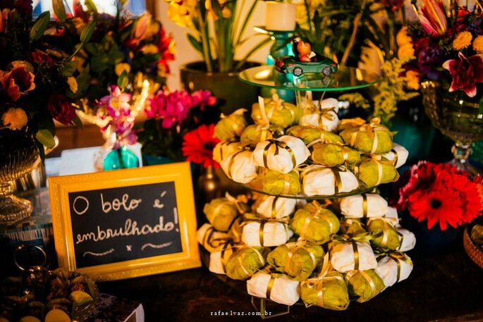 Plaquinha junto ao bolo de casamento