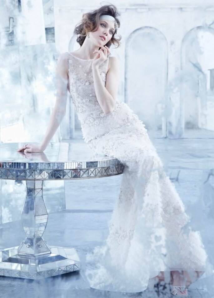 Vestid de novia 2013 con pedrería, silueta trompeta, confección con organza y escote ilusión - Foto Lazaro en JLM Couture