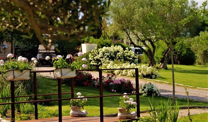 Tenuta Pezzapane, giardino con fiori