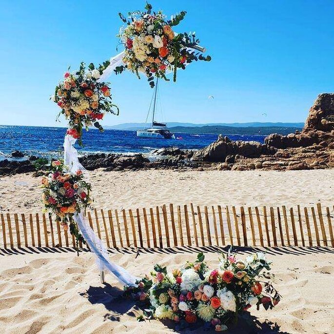 Arche de fleurs pour un mariage à la plage 