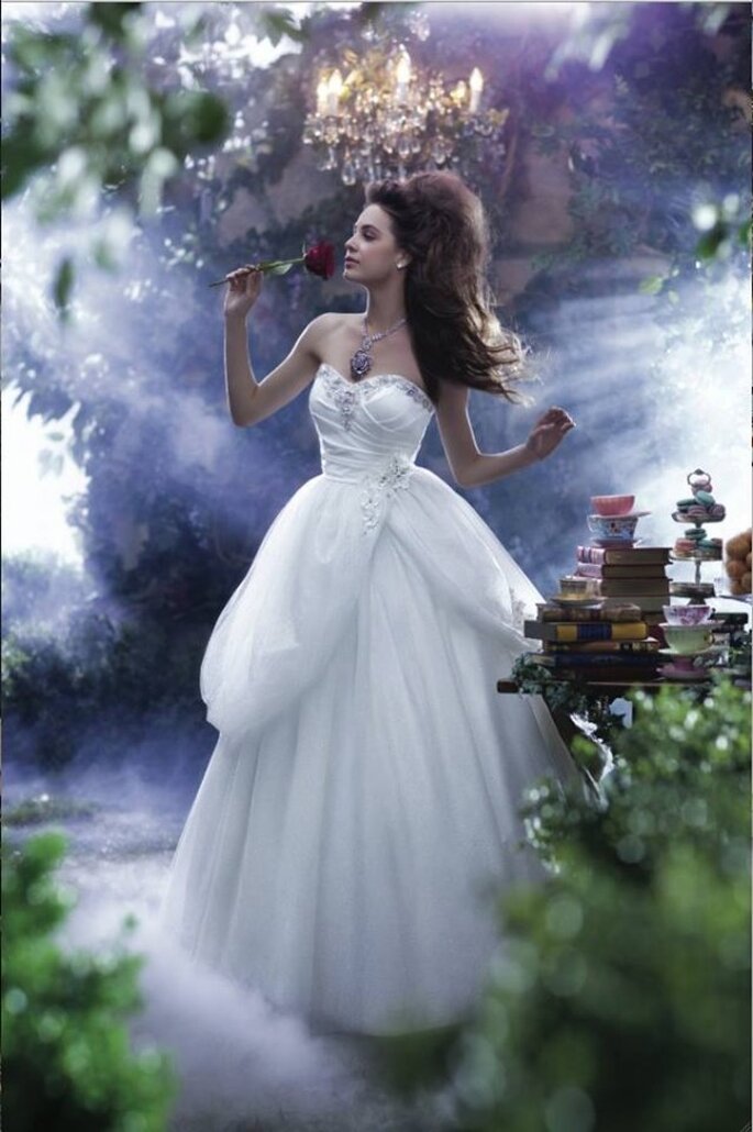 Vestido de novia 2014 con doble falda y escote corazón inspirado en Bella - Foto Alfred Angelo