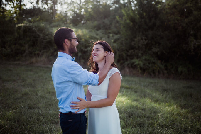 Couple de mariés en extérieur