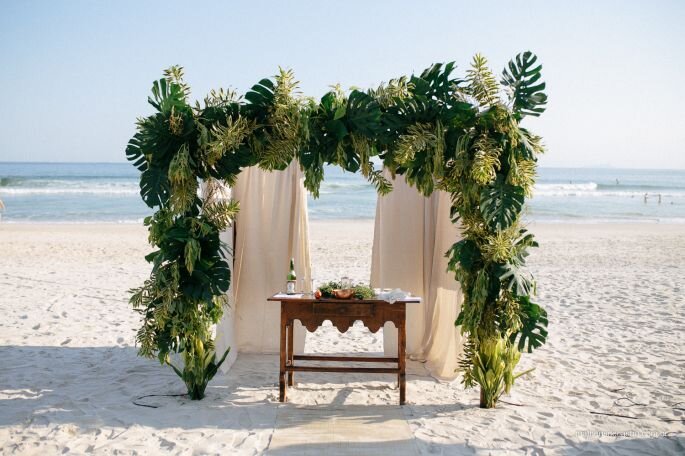 Arco de plantas para cerimônia em casamento na praia 
