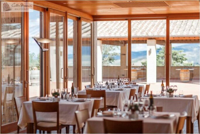 Une salle de restaurant élégante et baignée de lumière, idéale pour un mariage