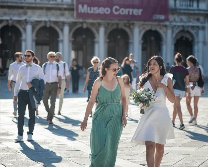 La mariée et une invitée photographiées à Venise