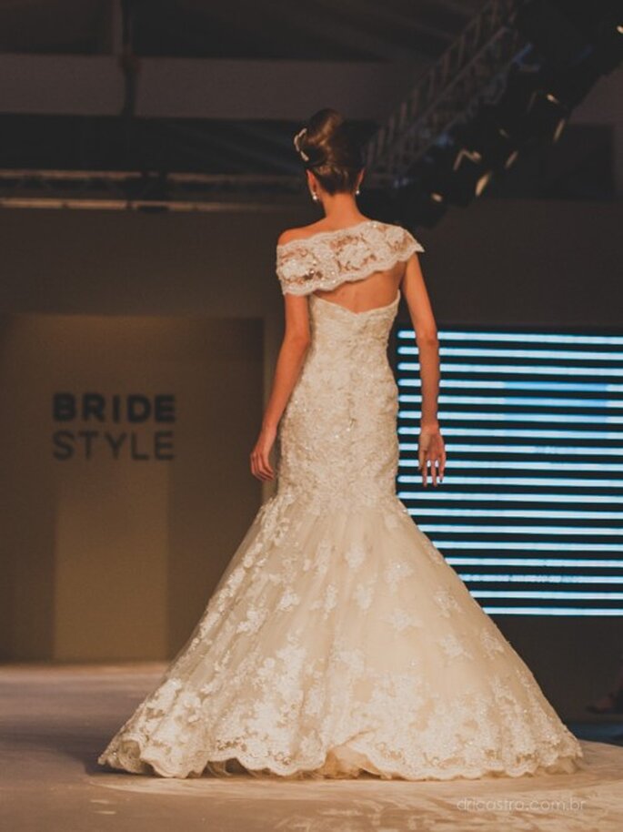 Lindo vestido de noiva da Bibi Barcellos com acabamento muito especial nas costas. Foto: Dri Castro