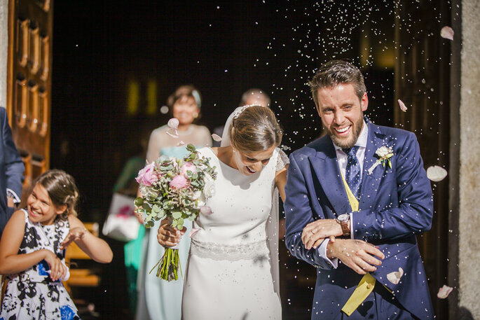 lancé pétales roses sortie église mariage