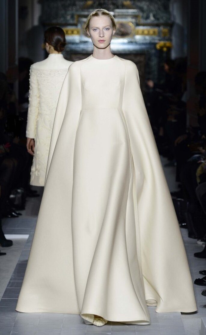 Vestido de novia estilo minimalista con mangas largas - Foto Valentino