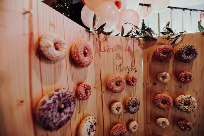 Eine Wand mit Donut bei der Hochzeitsmesse Bridal Teatime.