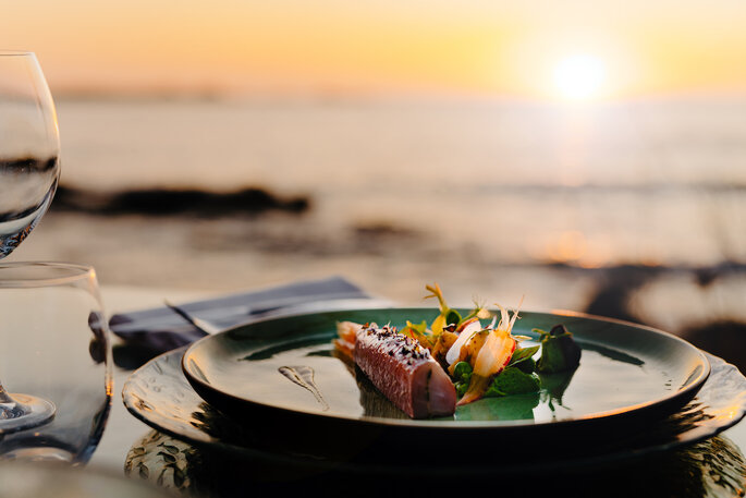 Repas de mariage gastronomique en bord de mer en Corse