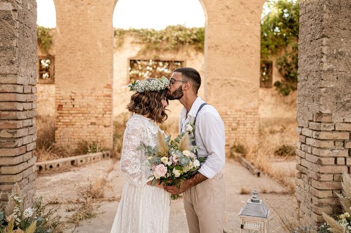 Una coppia in esterna si bacia in una foto di Gaetano Clemente Wedding Storyteller