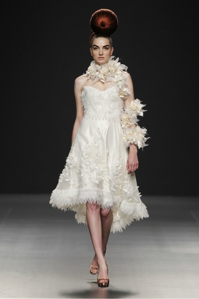 Vestido de novia Jorge Terra 2012 con escote marcado y adornos con plumas - Ugo Camera Ifema