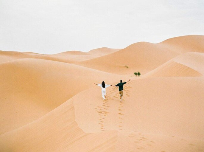 Promenade dans un désert en voyage de noces