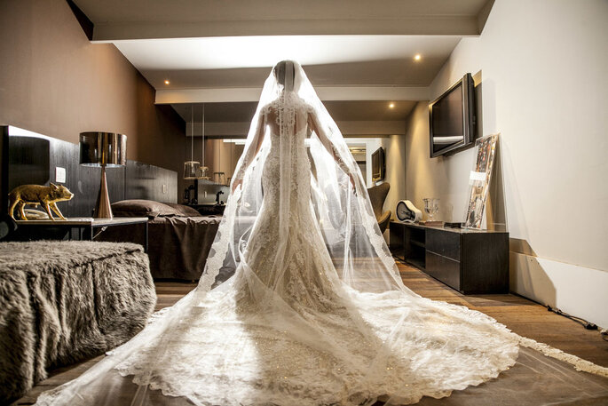 Noiva pronta em quarto de hotel