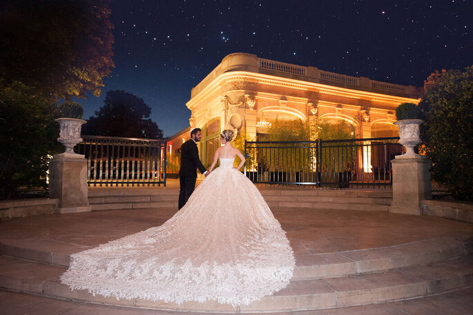 Une magnifique robe de mariée à longue traine - EC-Photographie