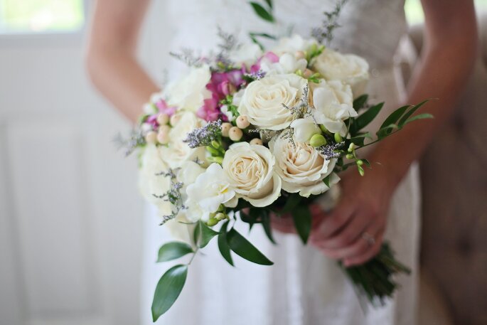 Białe róże w bukiecie ślubnym