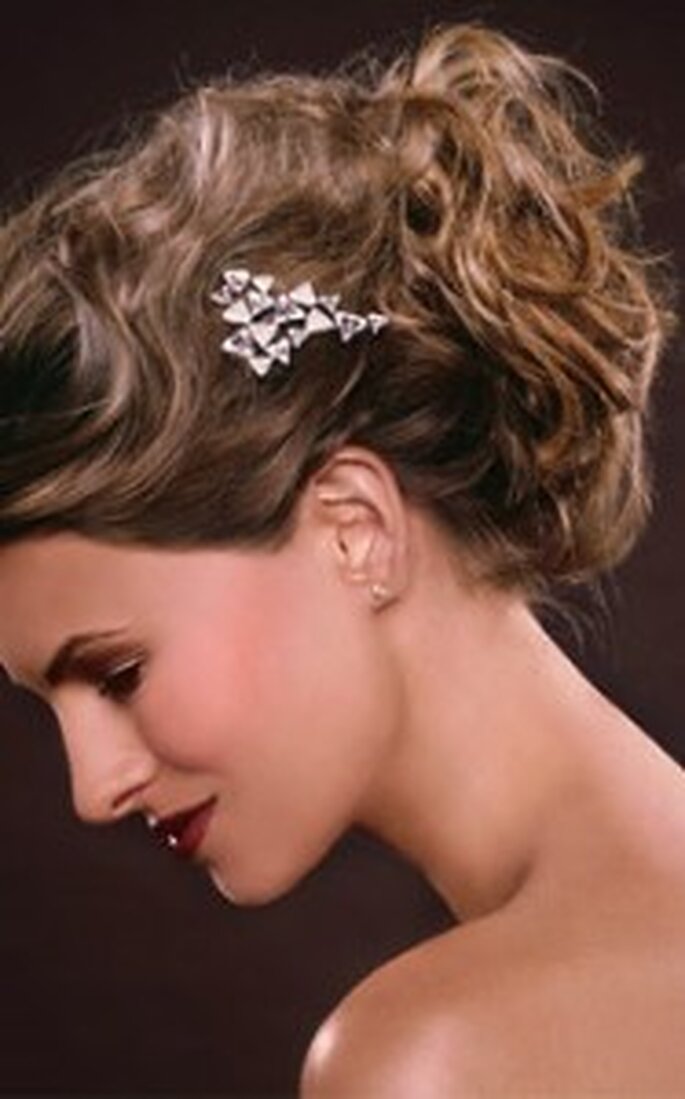 Existe una gran cantidad de estilos para los peinados de novia con pelo recogido