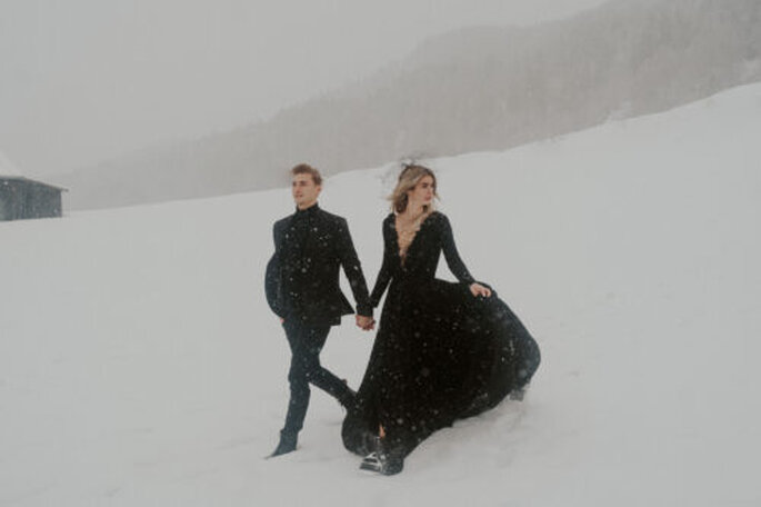 Schwarzes Kleid Brautpaar im Schnee