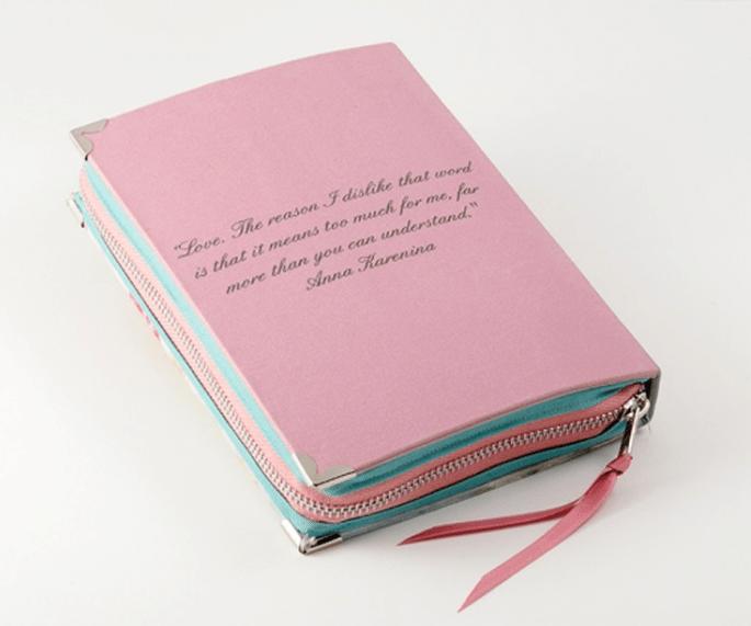 Bolso de fiesta con forma de libro de portada en color rosa - Foto PS Besitos