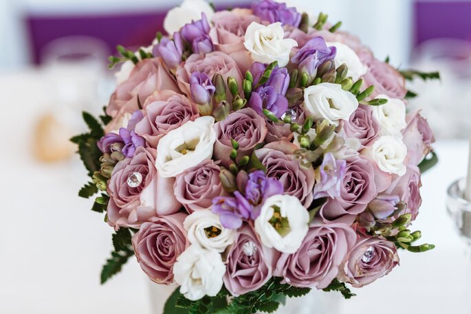 Wiązanka ślubna z fioletowymi różyczkami
