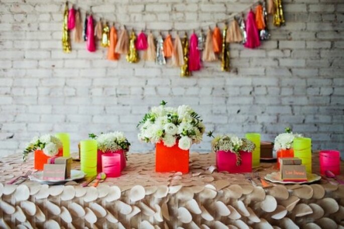 Decoración de boda en tonos neon - Foto Amanda Watson en Ruffled
