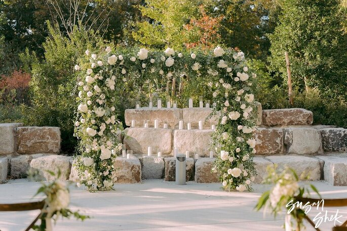 Mise en scène d'une cérémonie de mariage en extérieur avec une arche fleurie
