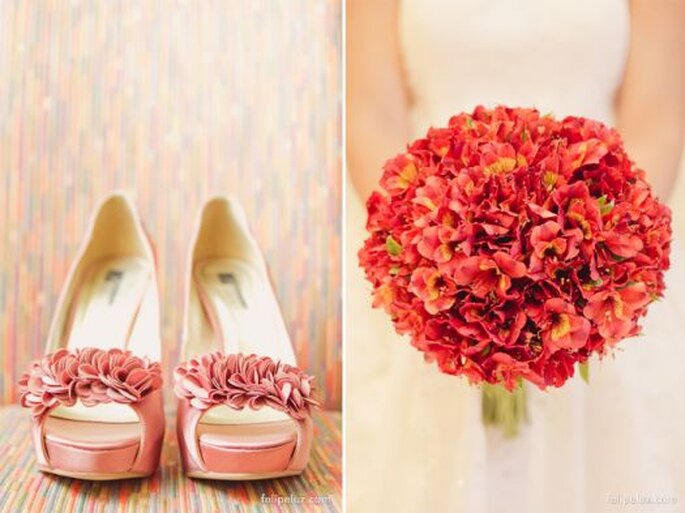 Zapatos de color rosa combinados con un bouquet colorido. Foto: Felipe Luz