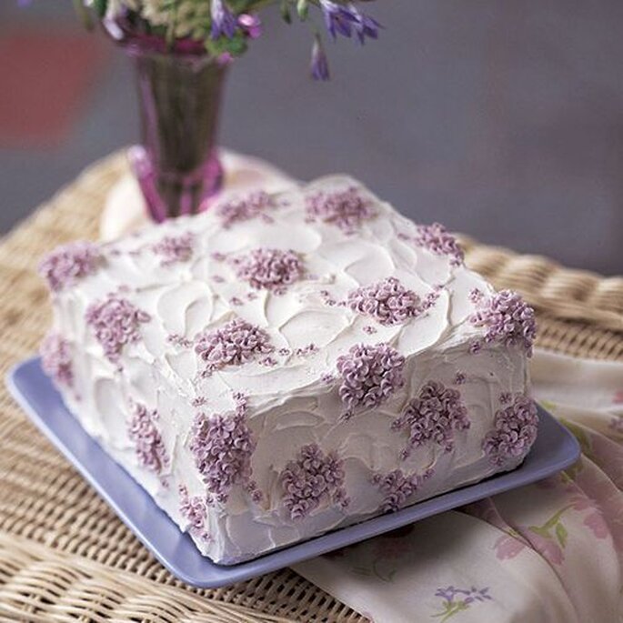 Decoração simples e delicada / bolo dia das mães ,detalhe em lilás
