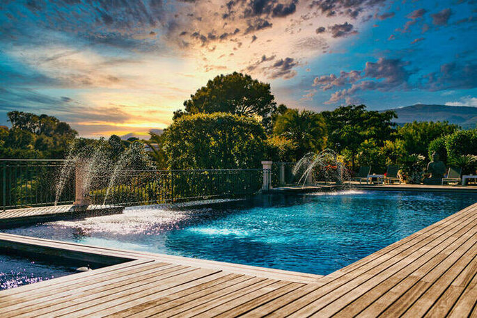 Terre de Rêve : une piscine à l'eau turquoise dans un cadre verdoyant et arboré où peuvent se baigner les invités d'un mariage