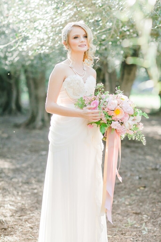 Complementa tu ramo de novia con elegantes lazos color rosa pastel - Foto Avec L'Amour Photography