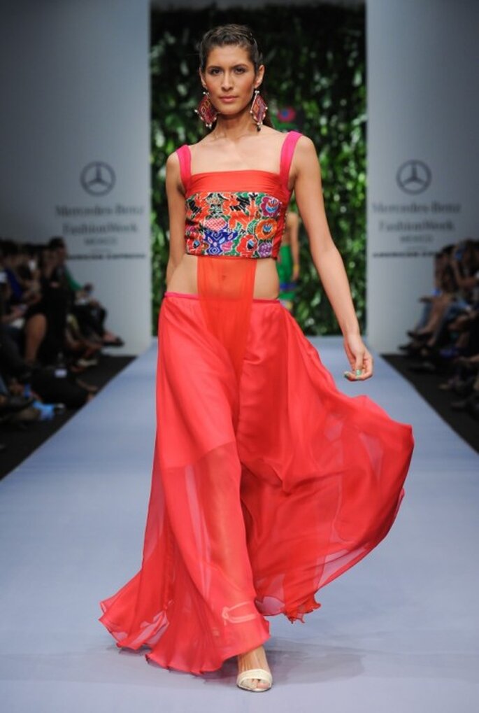 Vestido de fiesta largo con falda fluida y crop top con bordados - Foto Mercedes Benz Fashion Week México