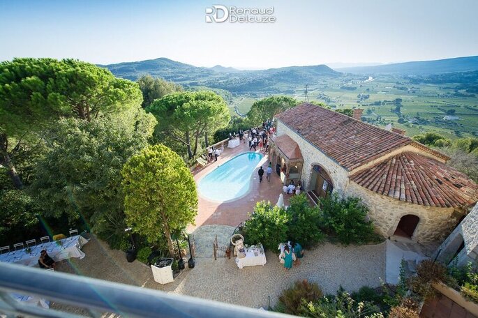 lieu de réception dans les hauteurs provençales avec piscine
