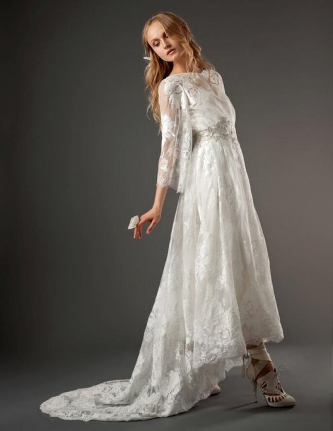 Vestido de novia romántico con mangas anchas, cauda asimétrica y bordados inspirados en la naturaleza - Foto Elizabeth Fillmore 