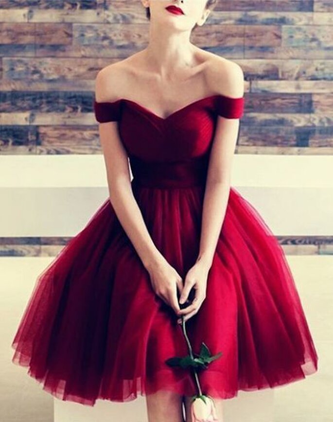 Vestido de noiva com decote ombro a ombro, saia em tule vermelho