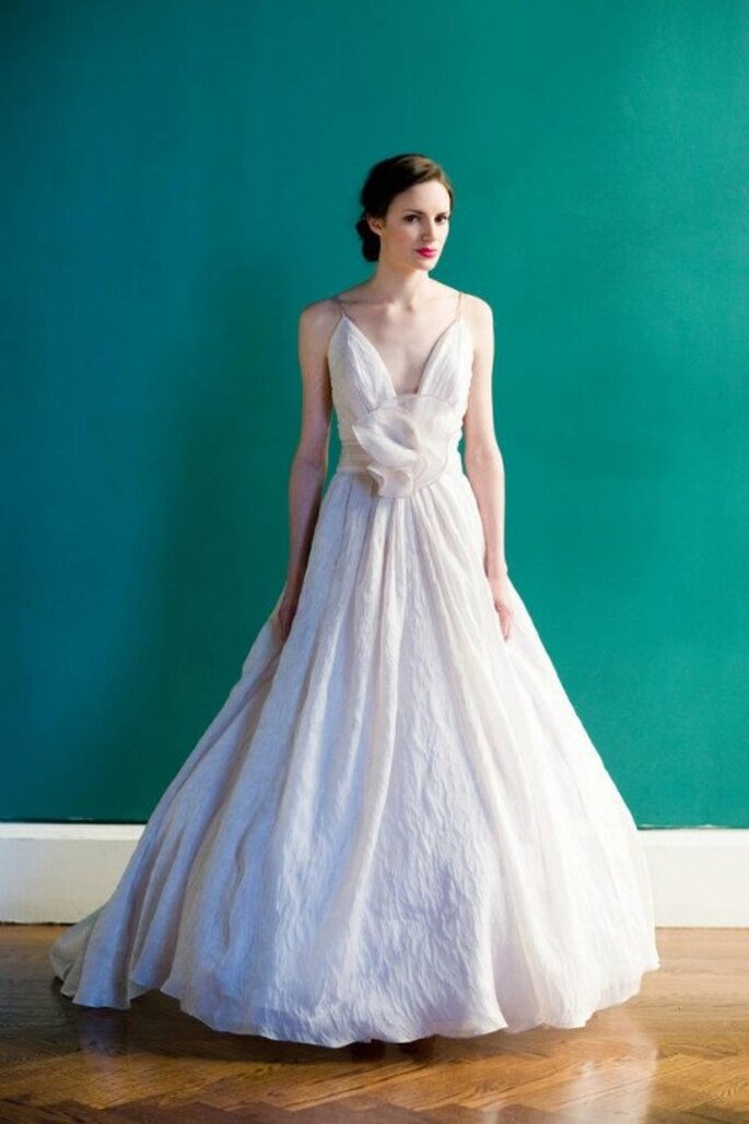 Vestido de novia largo en color claro con tirantes y falda con volumen - Foto Carol Hannah