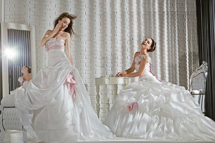 Robe de mariée avec jupe vaporeuse et drapé, touches de rose. Gritti Spose Collection Forever 2013. Photo My Style s.r.l.