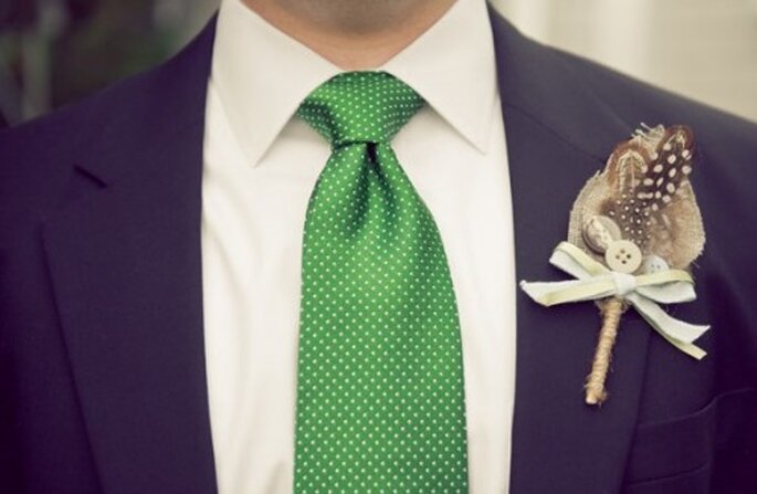 Rustikal und elegant – grüne Krawatten schlicht kombiniert, strahlen förmlich –Foto: Lisa Boggs Photography