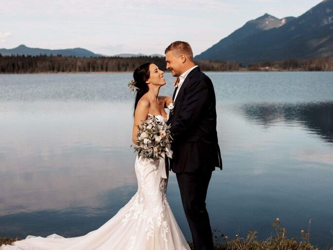 Brautpaar küsst sich vor einem See, Beegraphy