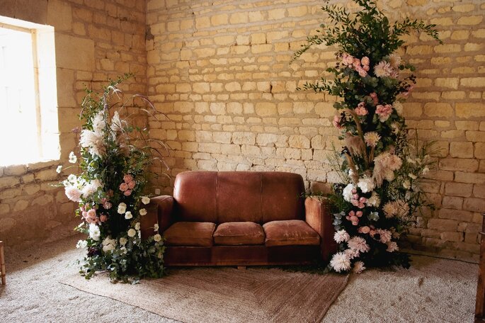 canapé vintage fleuri pour une décoration de mariage - Aude Rose 