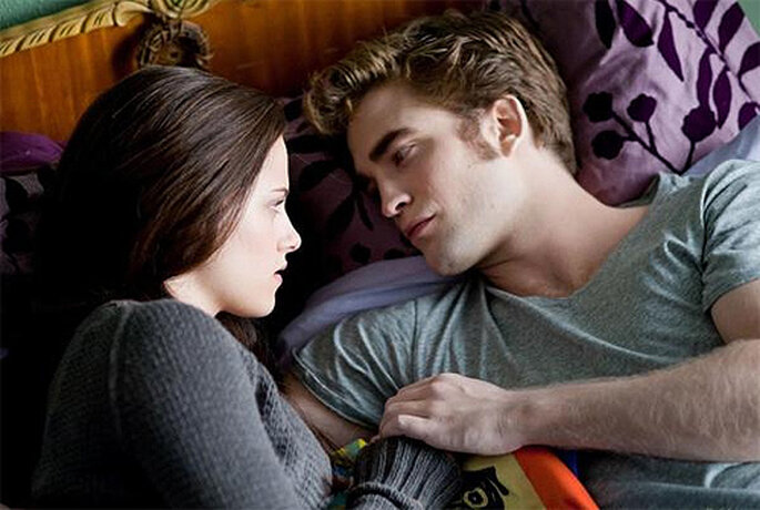 Bella y Edward, en una de las escenas de 'Crepúsculo'