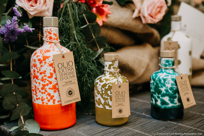 Lamaconte io ti olio, uno slogan geniale per un prodotto artigianale racchiuso in delicate bottiglie decorate a mano