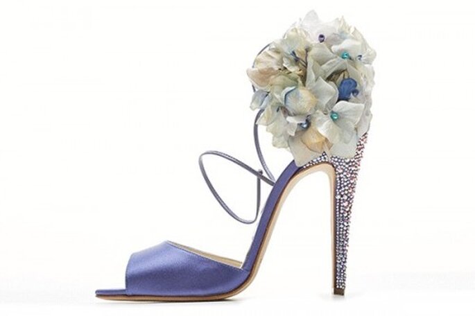 Zapatos de novia en color lila con cristales y flores - Foto Brian Atwood